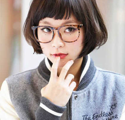 สาวแว่นผมสั้น
