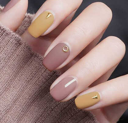 เล็บสีนู้ด