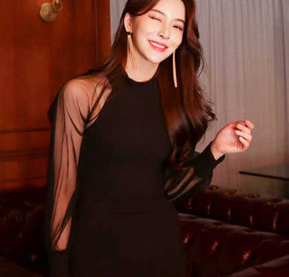 สาวสวยในชุดเดรสสีดำ