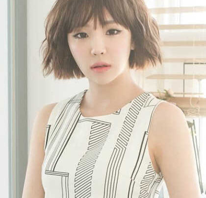 ทรงผมสั้นดัดลอนคลื่นสวยมีเสน่ห์
