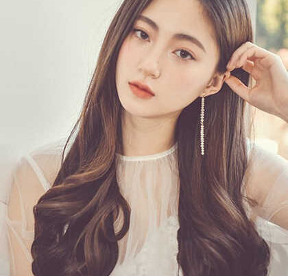 ทรงผมยาวดัดปลายลอนใหญ่