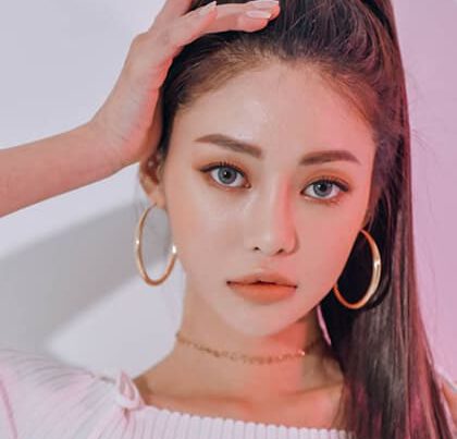 สาวสวยกับทรงผมมัดสูง