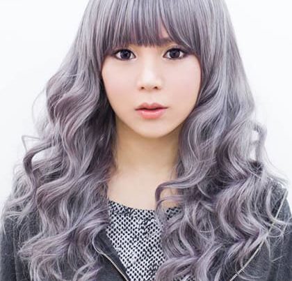 ทรงผมสีเทาแบบผมยาว