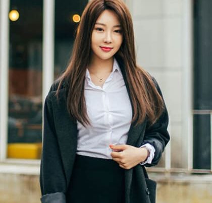 ทรงผมตรงยาวกลางหลังสวยสดใสสไตล์นักศึกษา