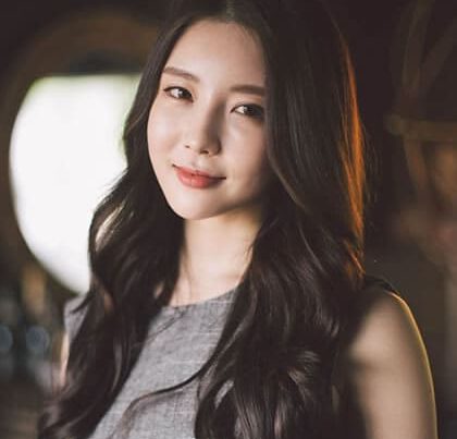 ทรงผมยาวปัดข้างดัดลอนสวยดูออร่าจับ