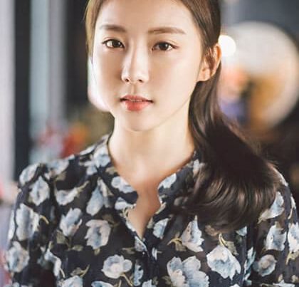 ทรงผมมัดรวบตึงแบบฉบับของสาวทำงานเรียบร้อยมีเสน่ห์